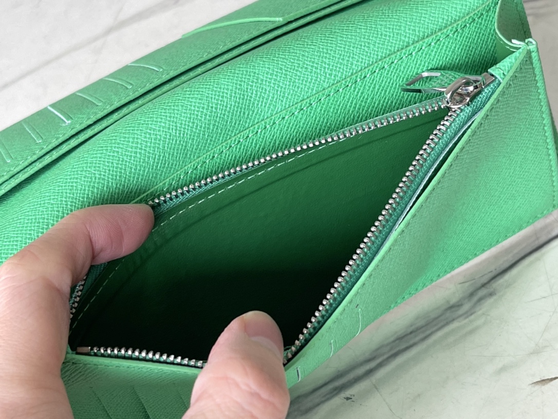 𝐋𝐎𝐔𝐈𝐒 𝐕𝐔𝐈𝐓𝐓𝐎𝐍   M82011