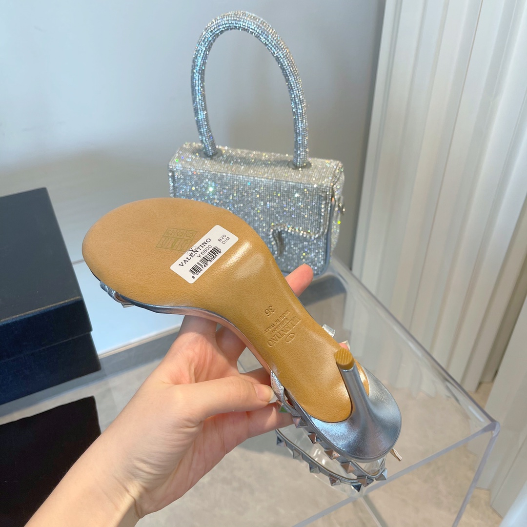 【Valentino】𝟐𝟎𝟐𝟏/𝐒𝐒 𝐧𝐞𝐰 Valentino's new Spring/Summer 2021 collection is still the classic studded collection