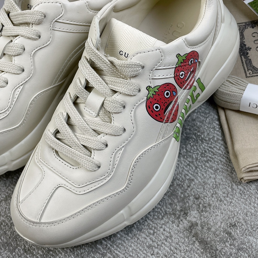 Gucci Pops This collection has a lot of flora and fauna elements Original material