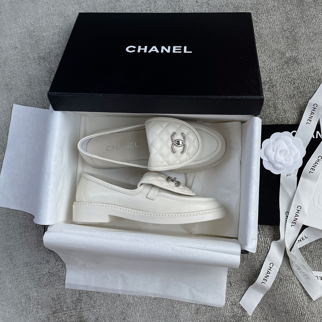 CHANEL a little retro with a flip-flop design through the dye leather sole