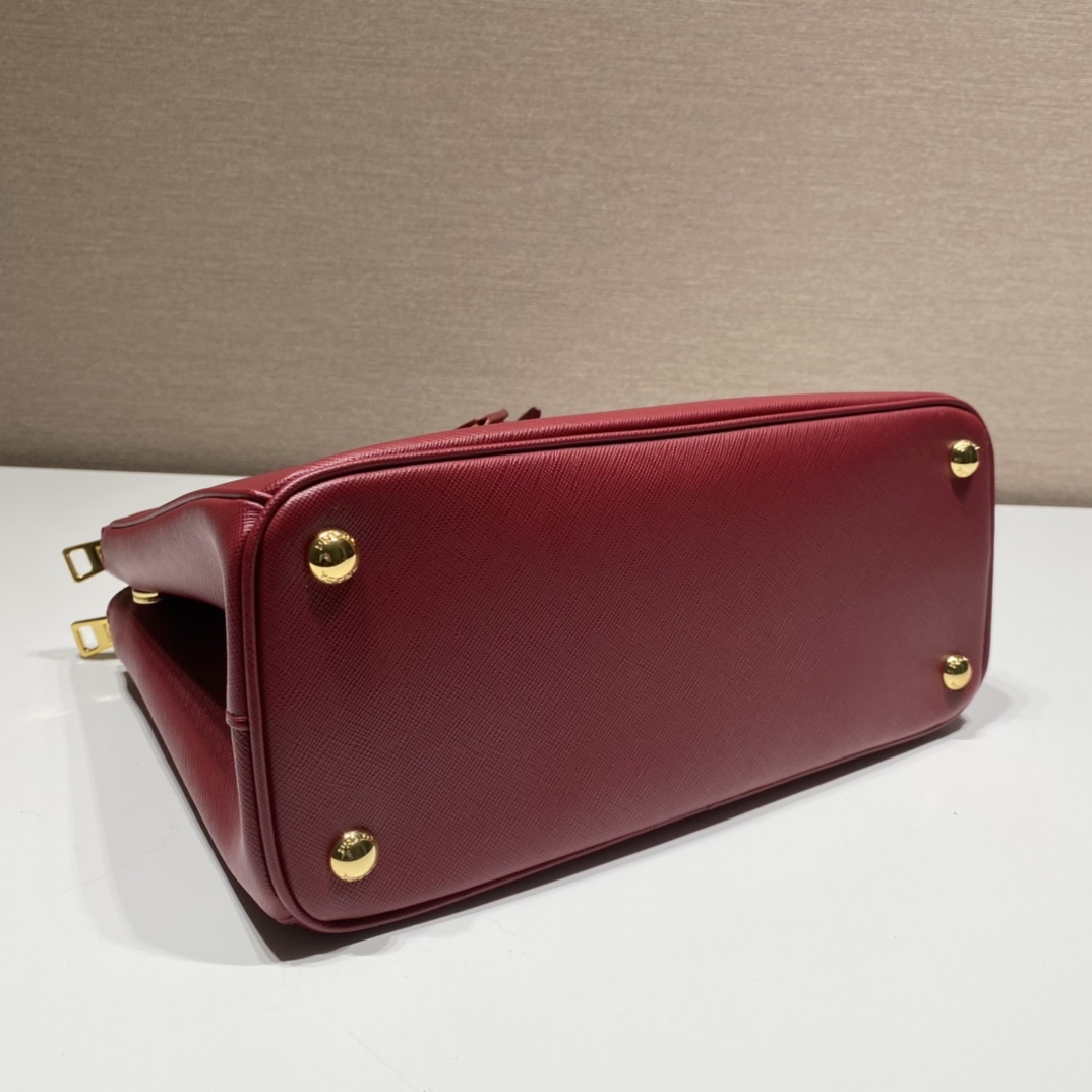 𝐏𝐑𝐀𝐃𝐀 Classic favourites 1BA863