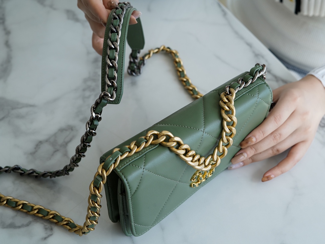 Chanel 19 bag 𝑾𝒐𝒄22C gold buckle matcha green