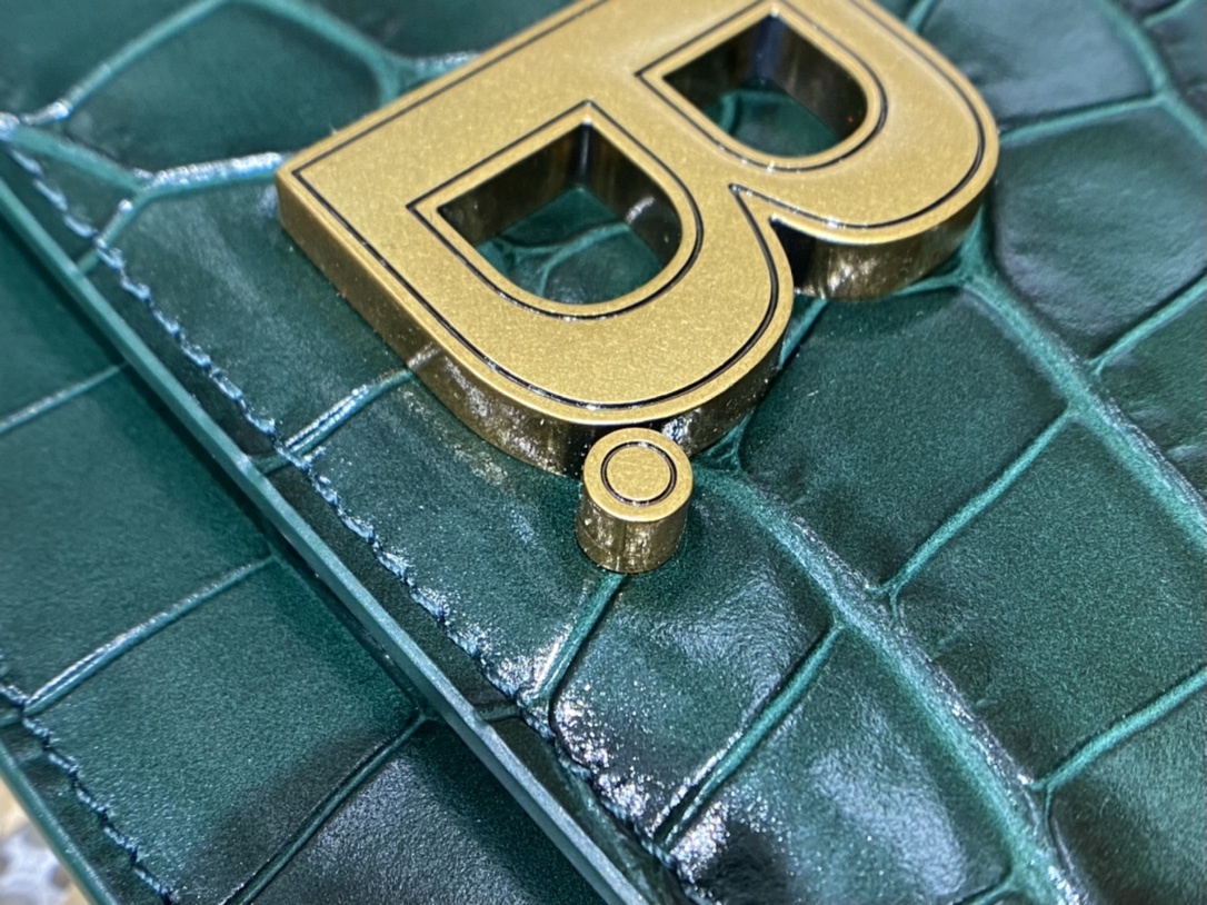 BALENCIAGA 𝘄𝗮𝗹𝗹𝗲𝘁 𝗼𝗻 𝗰𝗵𝗮𝗶𝗻 ▪️ crocodile print green gold buckle