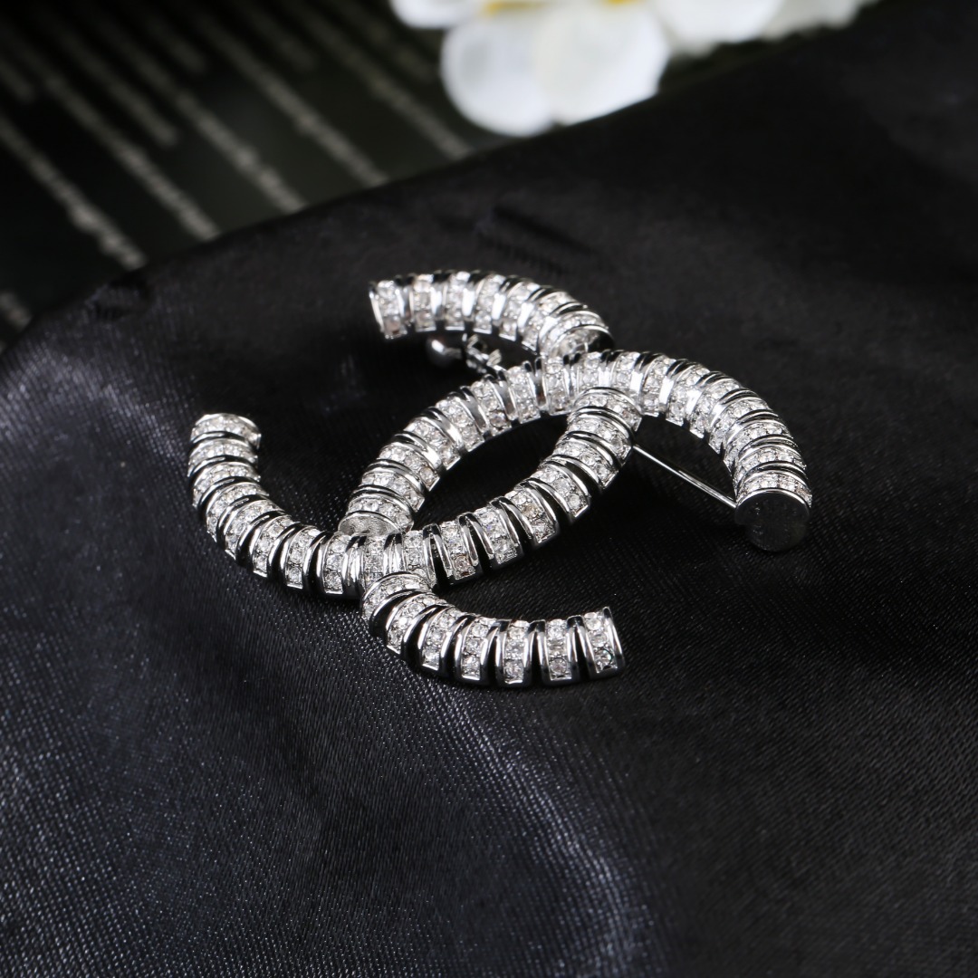 CHANEL🇫🇷Xiaoxiang's latest autumn and winter crystal brooch