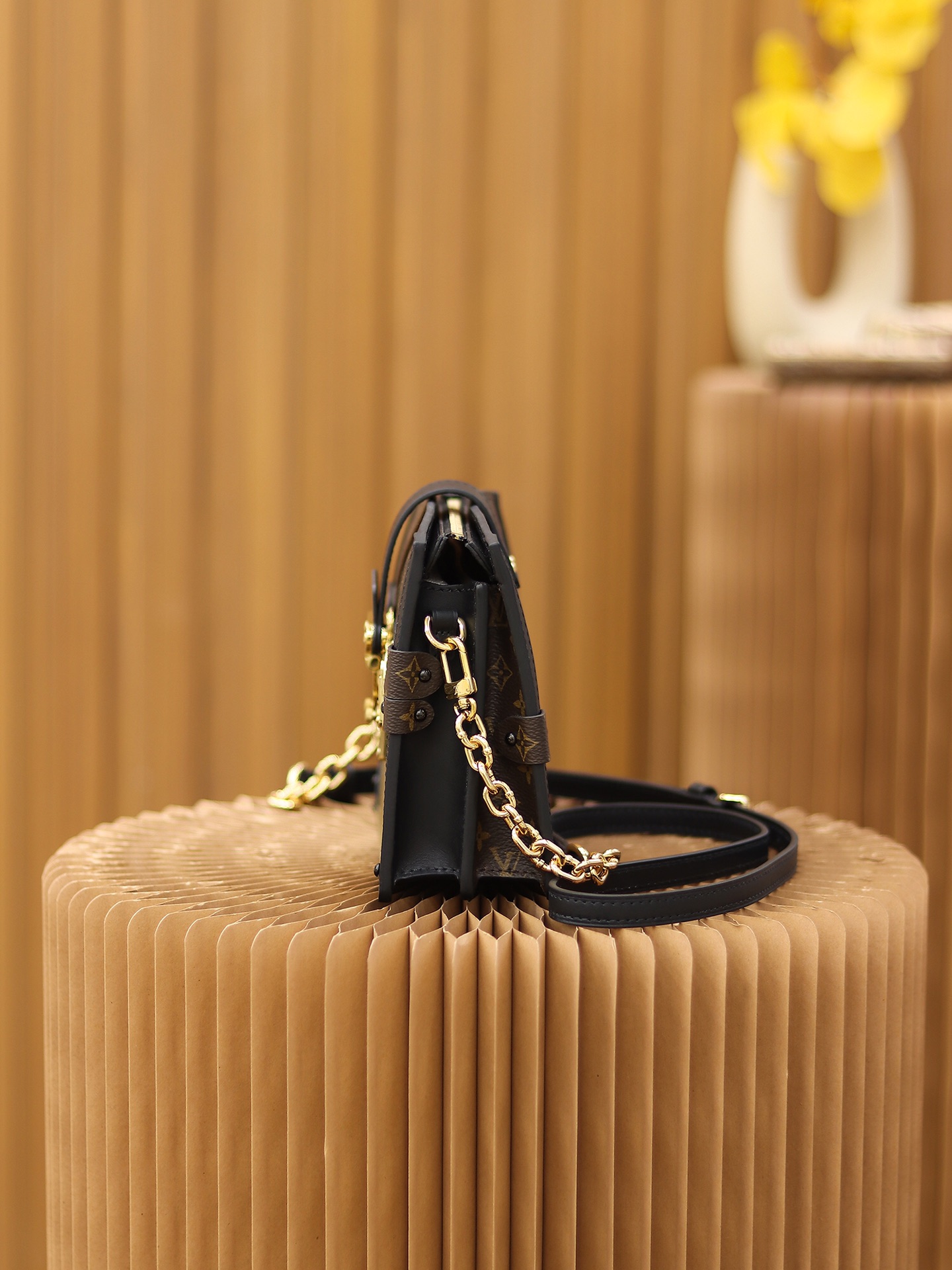 Louis Vuitton 𝙏𝙍𝙐𝙉𝙆 𝘾𝙇𝙐𝙏𝘾𝙃 soft case bag M43596