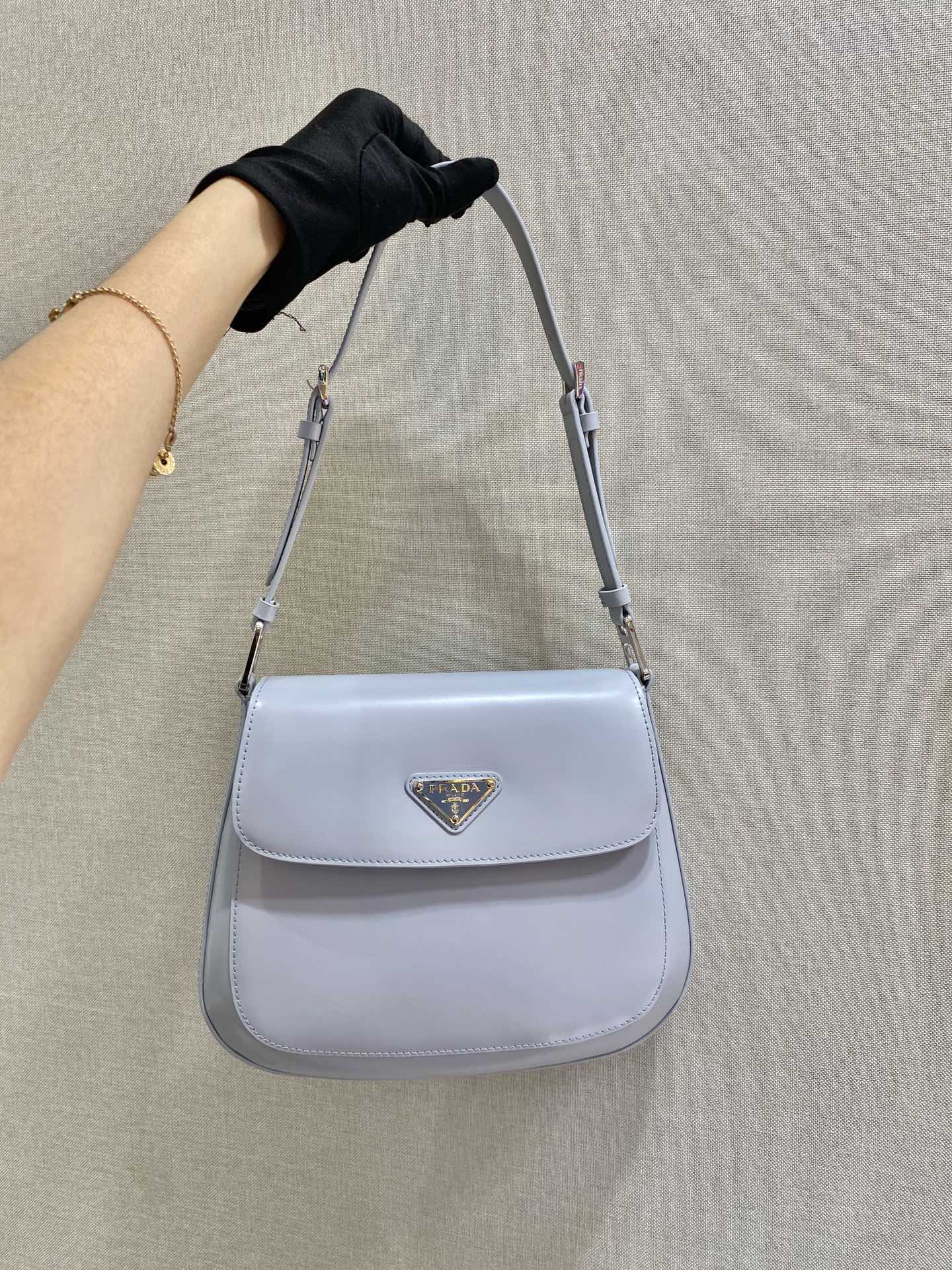 𝐏𝐑𝐀𝐃𝐀 Large flap w/ double shoulder strap 1BD303