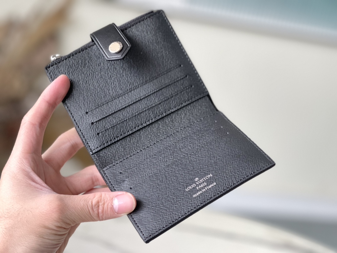 𝐋𝐎𝐔𝐈𝐒 𝐕𝐔𝐈𝐓𝐓𝐎𝐍  N60451