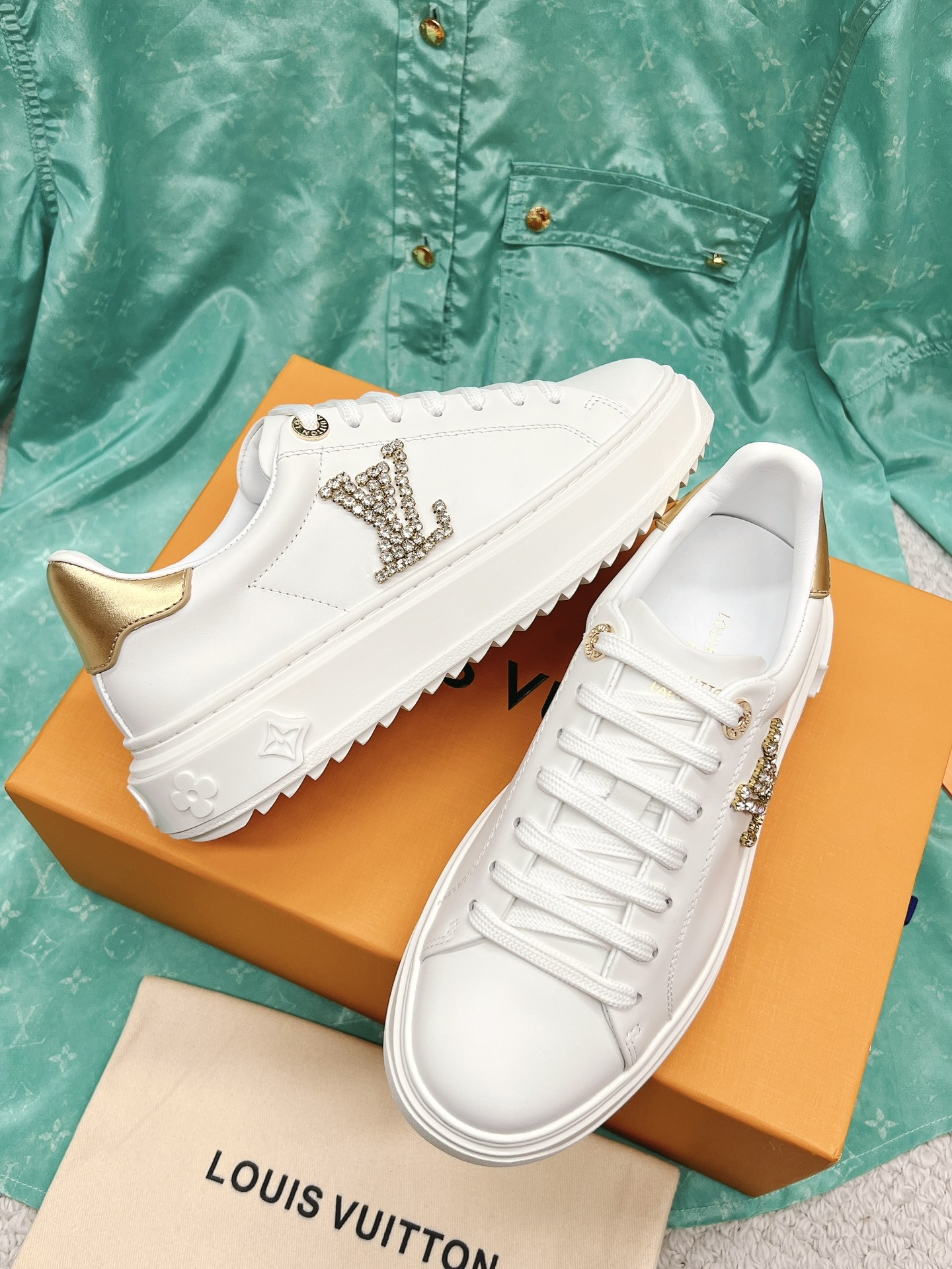 Louis Vuitton's new letter rhinestone white shoes series is new🆕