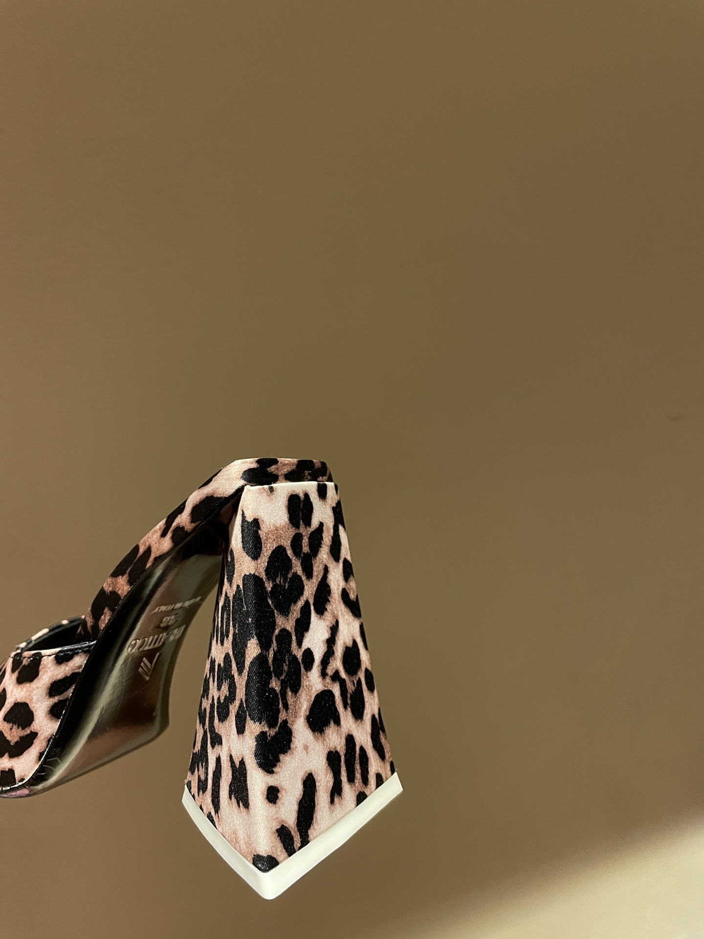 TheAttico | 𝟐𝟎𝟐𝟐𝟐/𝐒𝐒 𝐧𝐞𝐰 Spring/Summer 2021 collection The Attico personality triangle heel high heel sandals