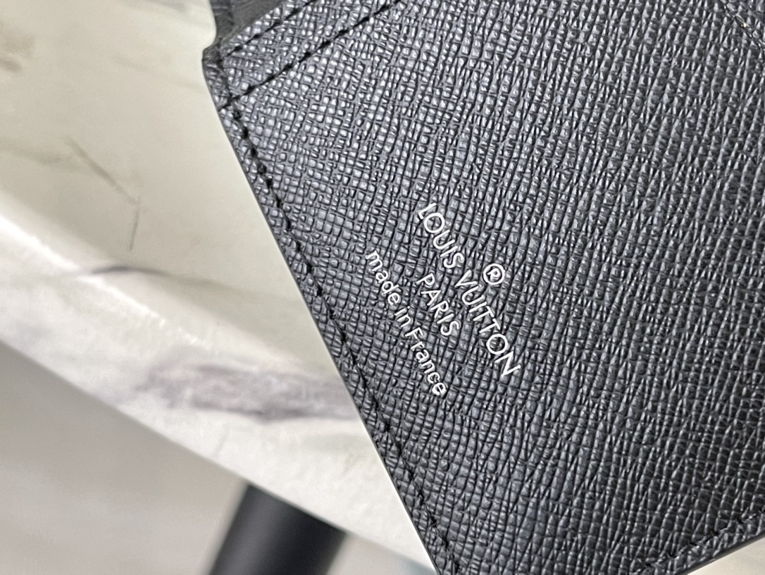 𝐋𝐎𝐔𝐈𝐒 𝐕𝐔𝐈𝐓𝐓𝐎𝐍   N60111