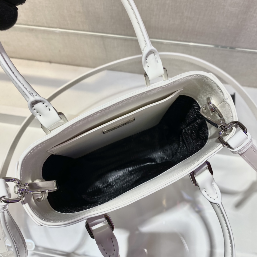 𝐏𝐑𝐀𝐃𝐀 Small Towing Bag 1BA331