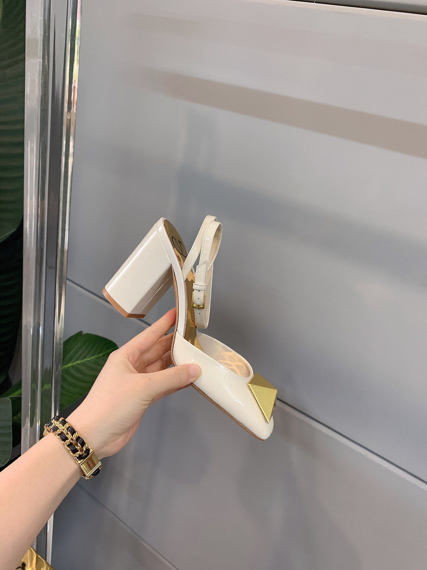 【Valentino】𝟐𝟎𝟐𝟏/𝐒𝐒 𝐧𝐞𝐰 VALENTINO 2022ss spring-summer new big studded high heelss still the classic studded collection