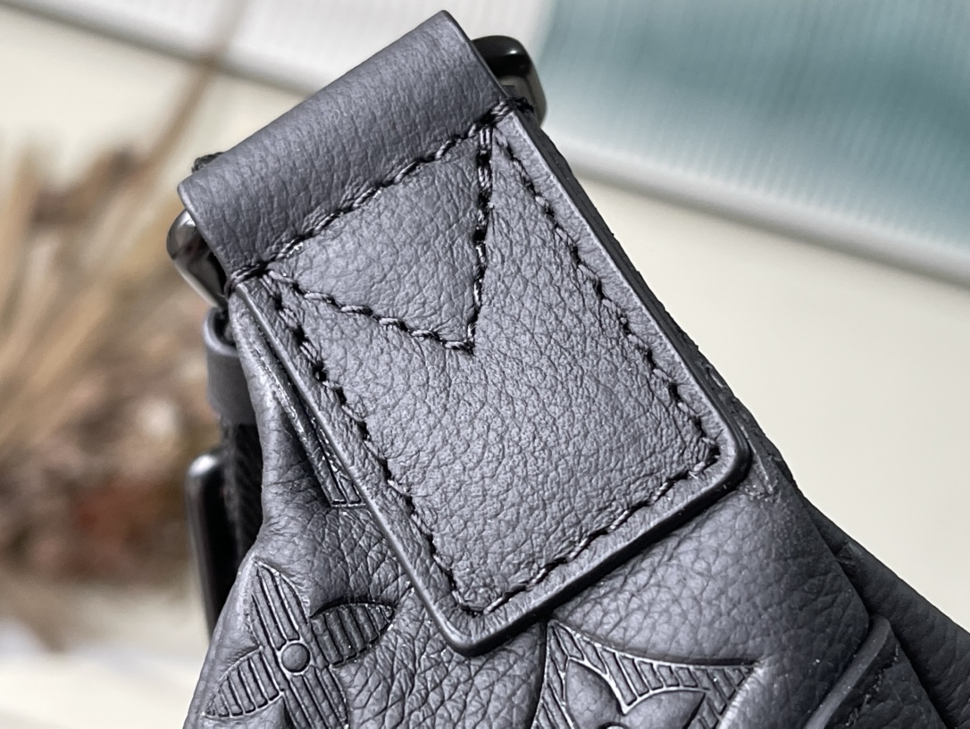 𝐋𝐎𝐔𝐈𝐒 𝐕𝐔𝐈𝐓𝐓𝐎𝐍  M46036 Discovery pocket