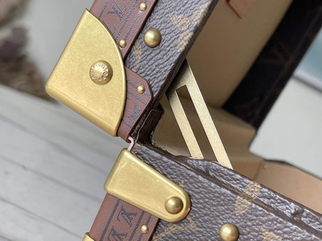 𝐋𝐎𝐔𝐈𝐒 𝐕𝐔𝐈𝐓𝐓𝐎𝐍 M20037 Apricot This jewelry box is decorated with a simple and elegant Monogram canvas bag