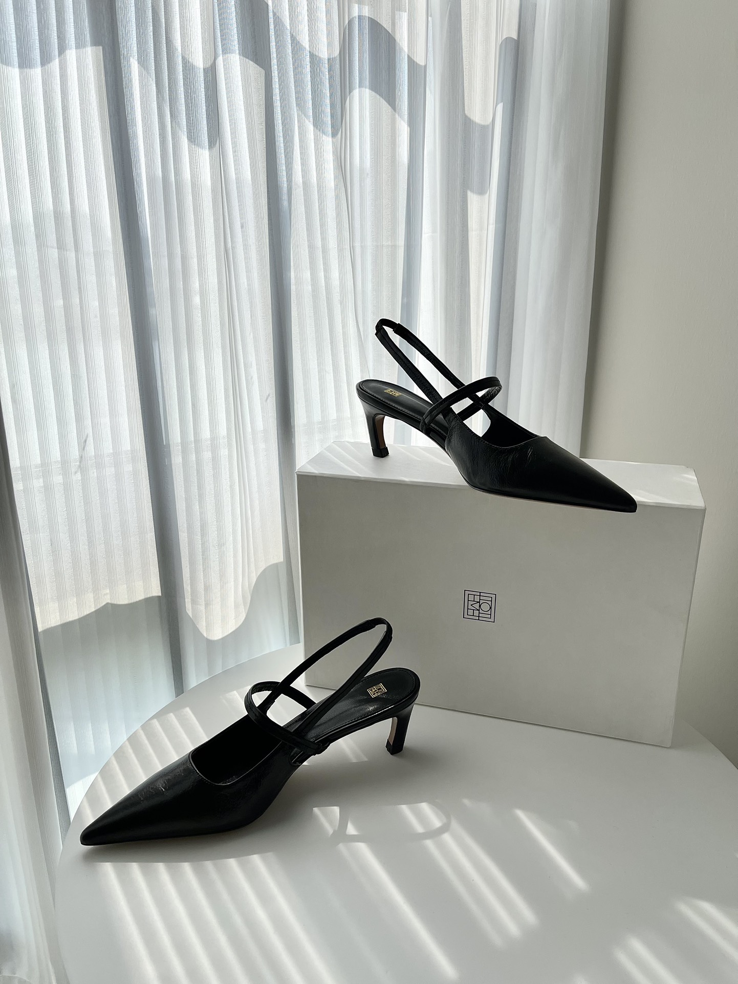𝐓𝐨𝐭𝐞𝐦𝐞｜𝟐𝟎𝟐𝟑/𝐒𝐒 𝐧𝐞𝐰 Minimalist slingback with a different classic temperament Dry, rigid and soft