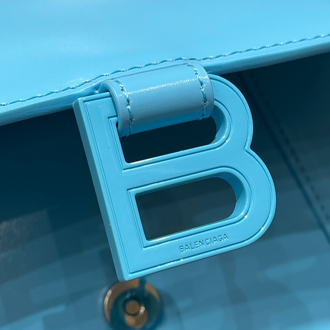 BALENCIAGA 𝐇𝐨𝐮𝐫𝐠𝐥𝐚𝐬𝐬 𝐒 The hourglass bag of the fashion world