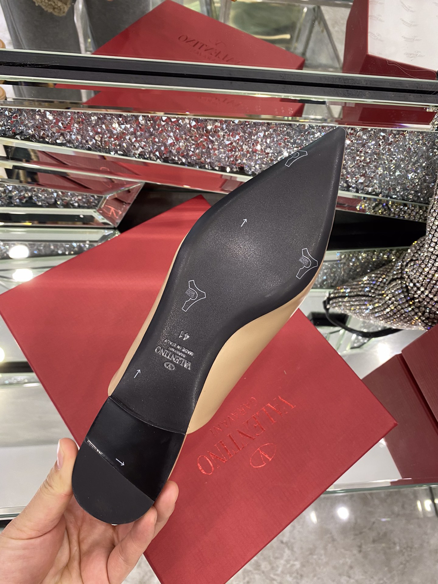 【Valentino】𝟐𝟎𝟐𝟏/𝐒𝐒 𝐧𝐞𝐰 The latest series of counter perfect details original matte open edge bead leather