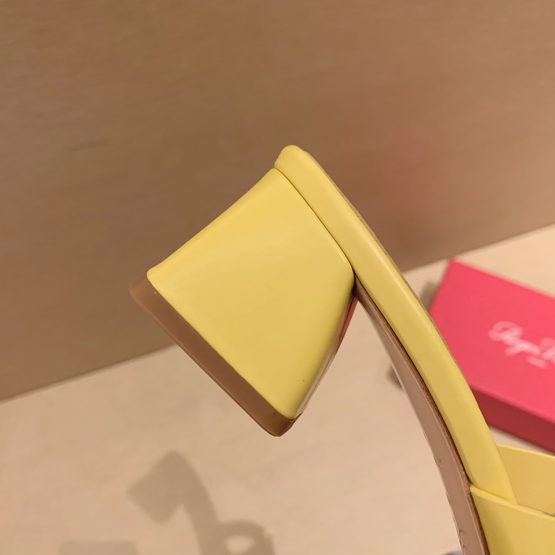 Roger vivier | 𝟐𝟎𝟐𝟏/𝐒𝐒 𝐧𝐞𝐰 2021 Summer Slippers Bikiviv' Metal Buckle PVC Mule Shoes