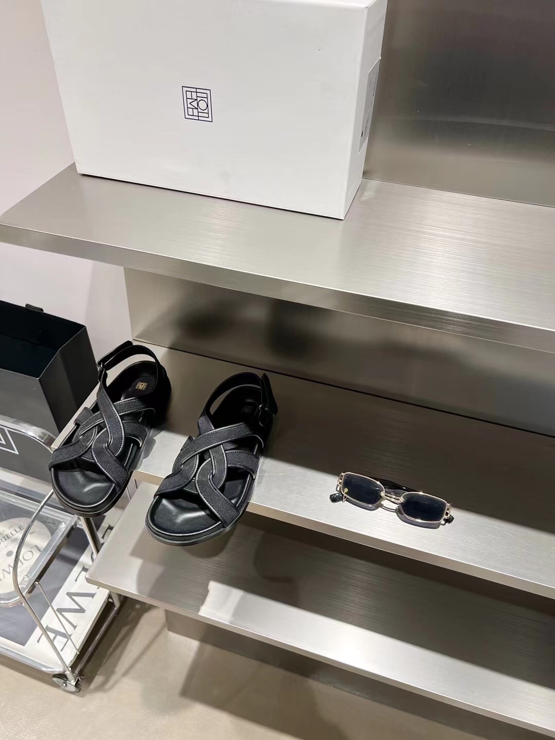 Toteme | 𝟐𝟎𝟐𝟏/𝐒𝐒 𝐧𝐞𝐰  Minimalist style toteme 2022/aw retro Roman sandals