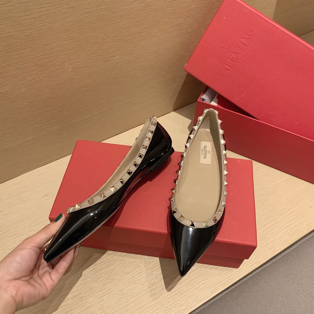 【Valentino】𝟐𝟎𝟐𝟏/𝐒𝐒 𝐧𝐞𝐰 Valentino studded flat shoes top version OEM level exclusive models