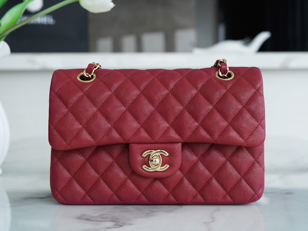 𝐂𝐇𝐀𝐍𝐄𝐋 Classic Flap washed cowhide is made from the most delicate newborn calves washed fetal cow small Bordeaux wine red