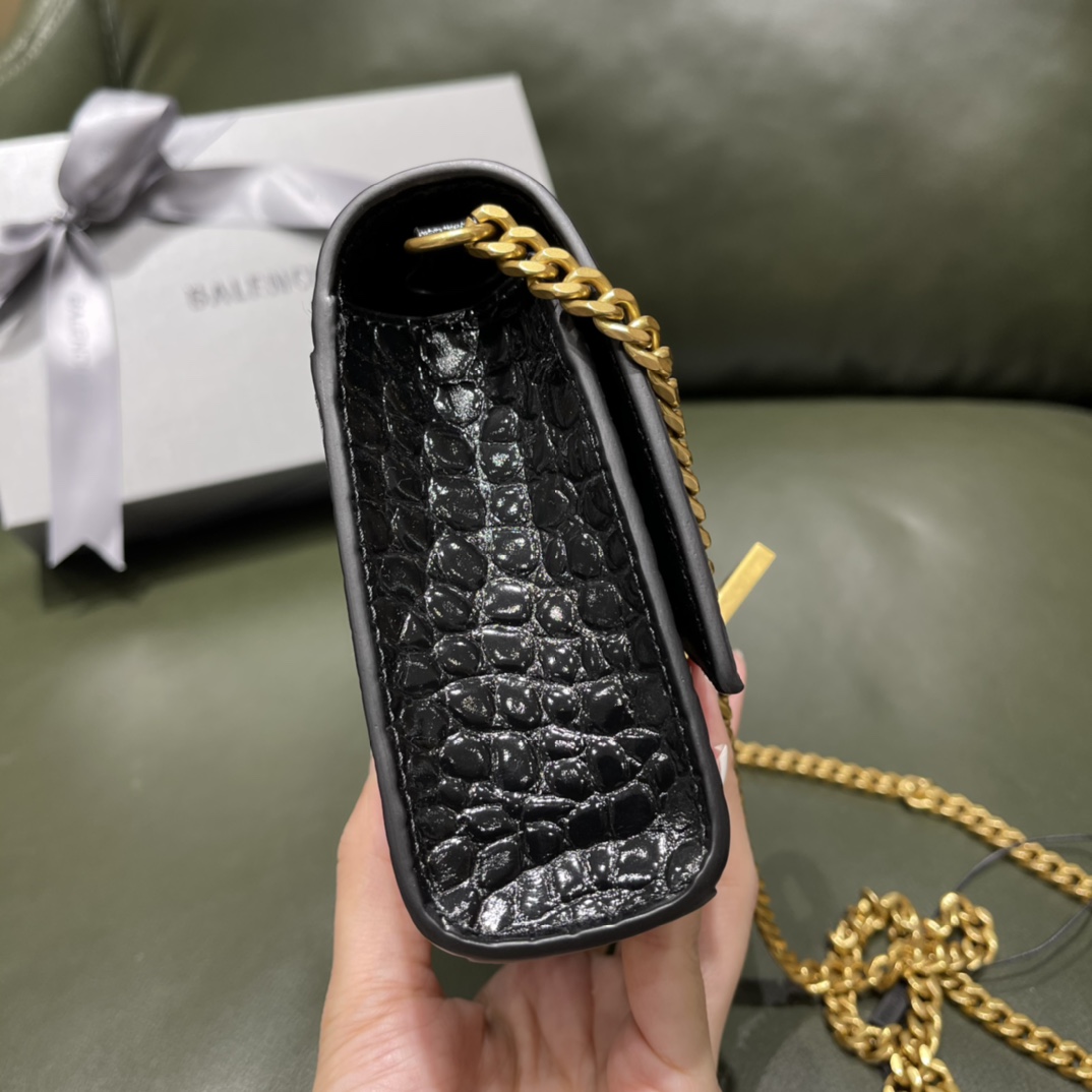 BALENCIAGA 𝐇𝐨𝐮𝐫𝐠𝐥𝐚𝐬𝐬 𝐰𝐚𝐥𝐥𝐞𝐭 𝐨𝐧 𝐜𝐡𝐚𝐢𝐧 ⏳ ▪️ crocodile print black gold buckle