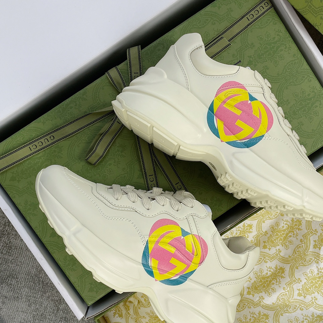 Gucci Pops This collection has a lot of flora and fauna elements Original material