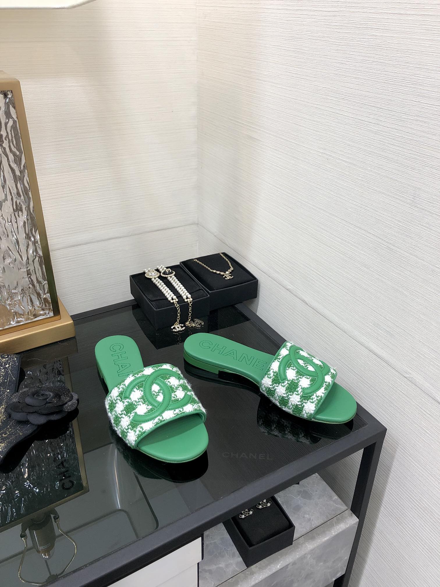 CHANEL 2023 spring and summer latest electric embroidery honey slippers Imported leather outsole