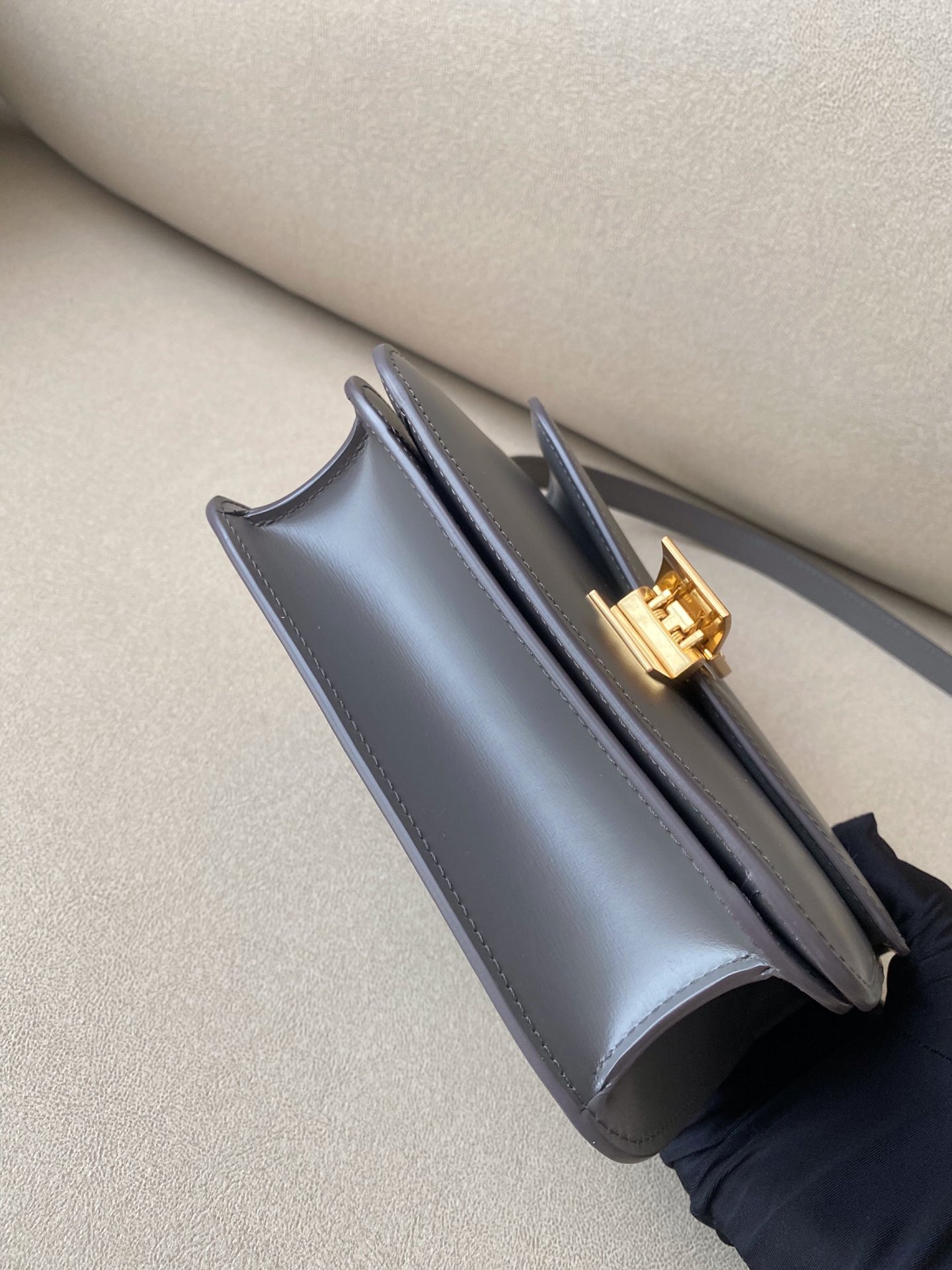 𝐂𝐞𝐥𝐢𝐧𝐞 Box Teen bag in polished calfskin