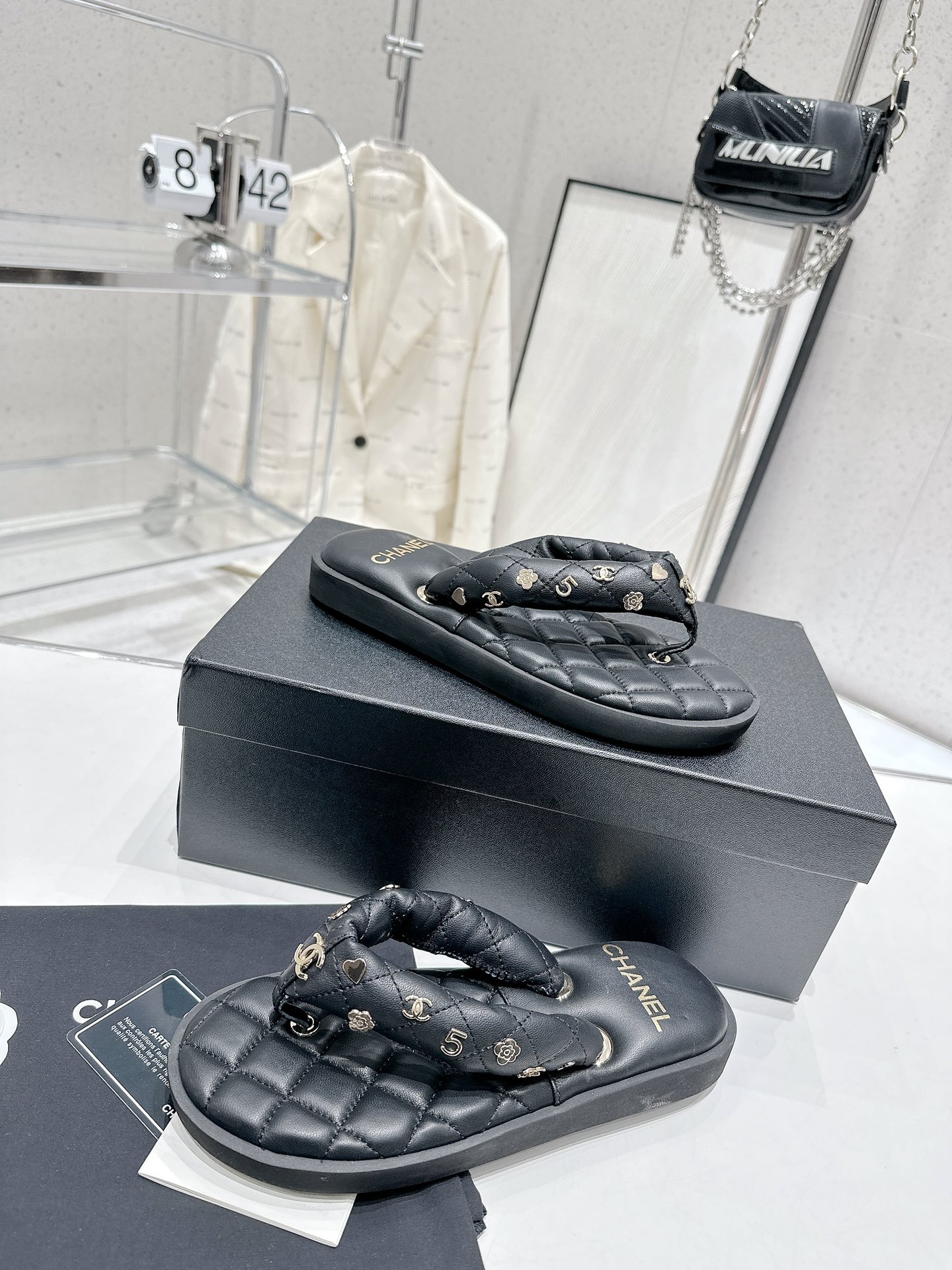 CHANEL summer new bread flip-flops clip toe flip-flops beach sandals