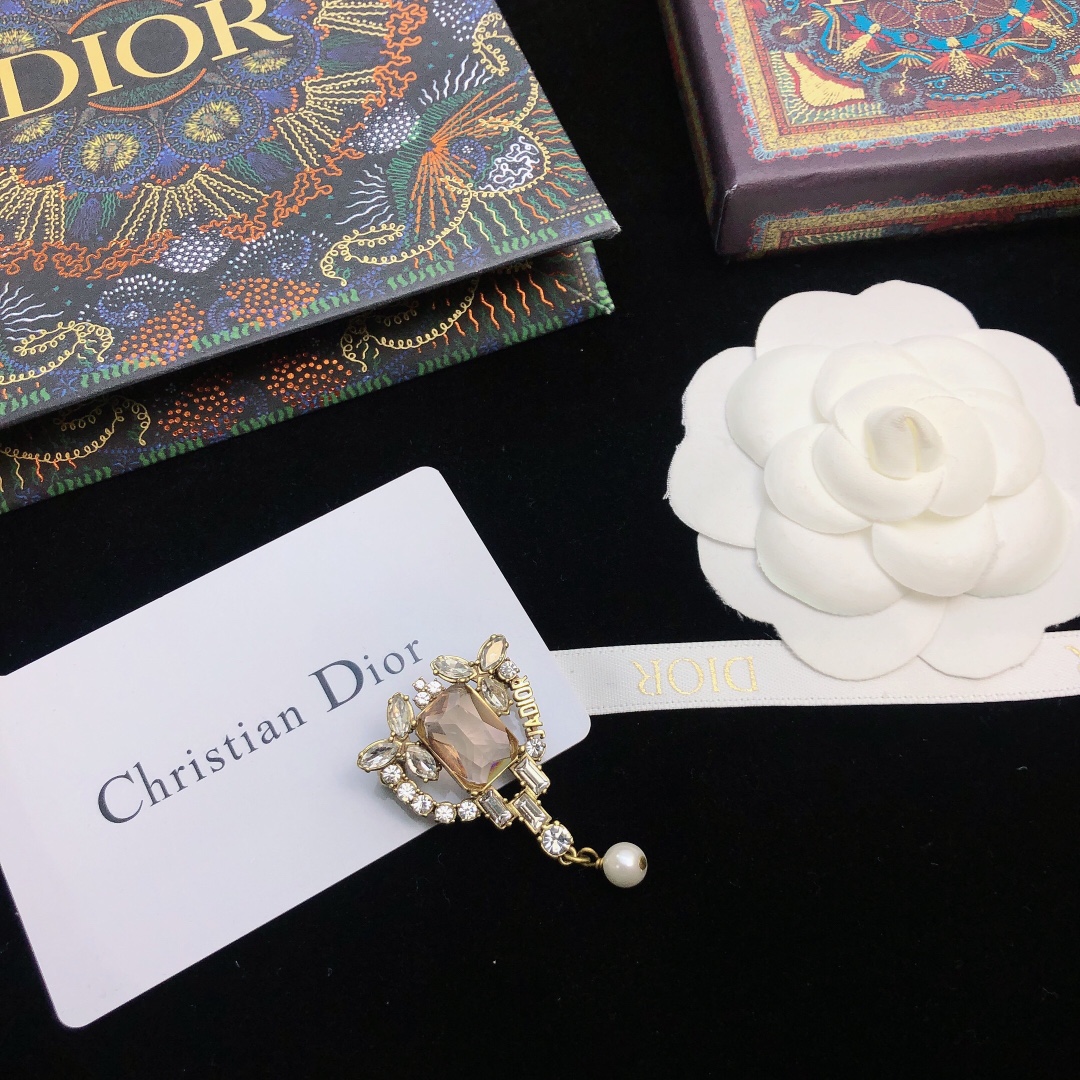 Dior CD letter pearl brooch