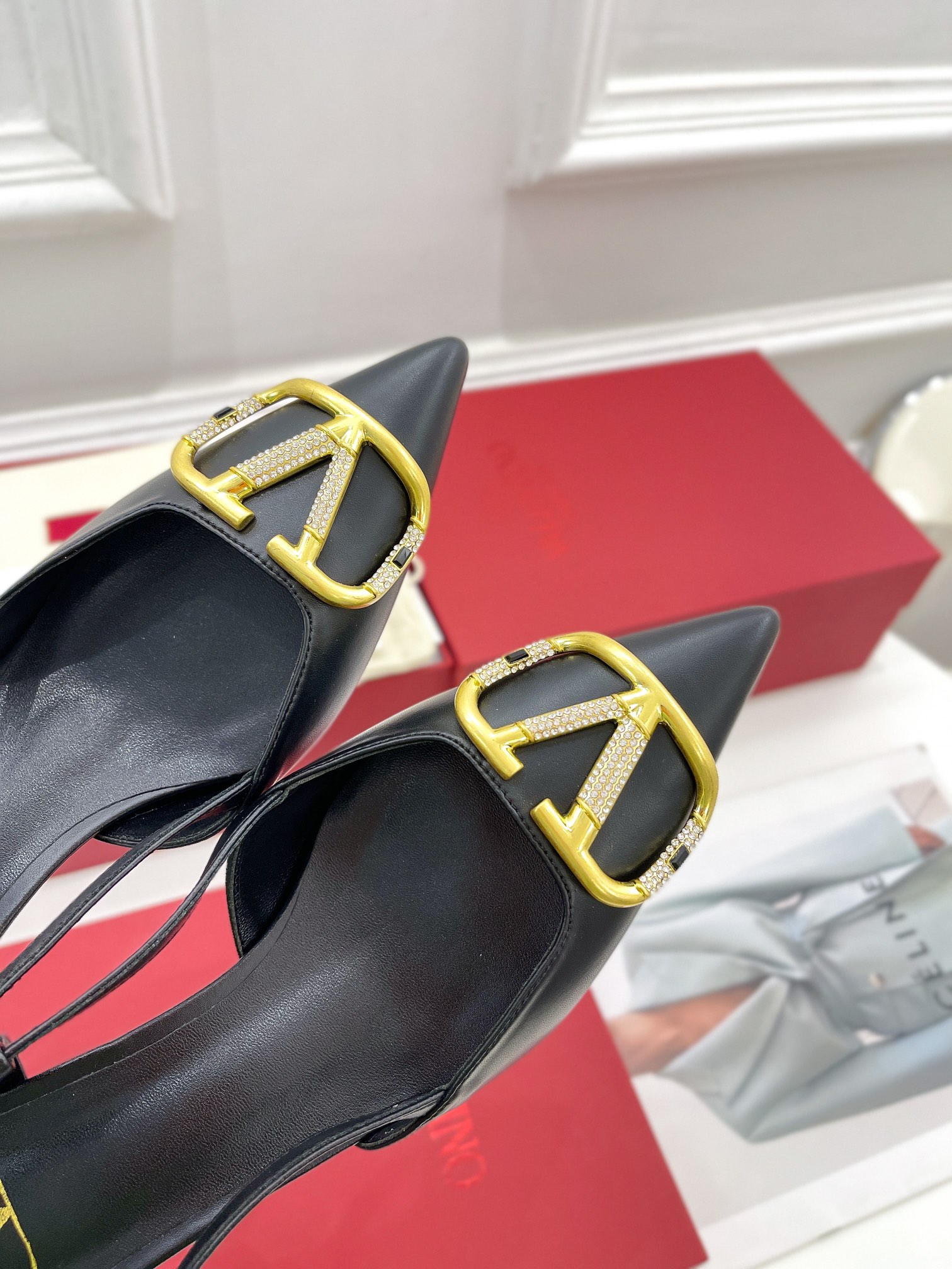 【Valentino】𝟐𝟎𝟐𝟏/𝐒𝐒 𝐧𝐞𝐰 Valentino 2022 spring and summer new large V diamond buckle high heels on the new