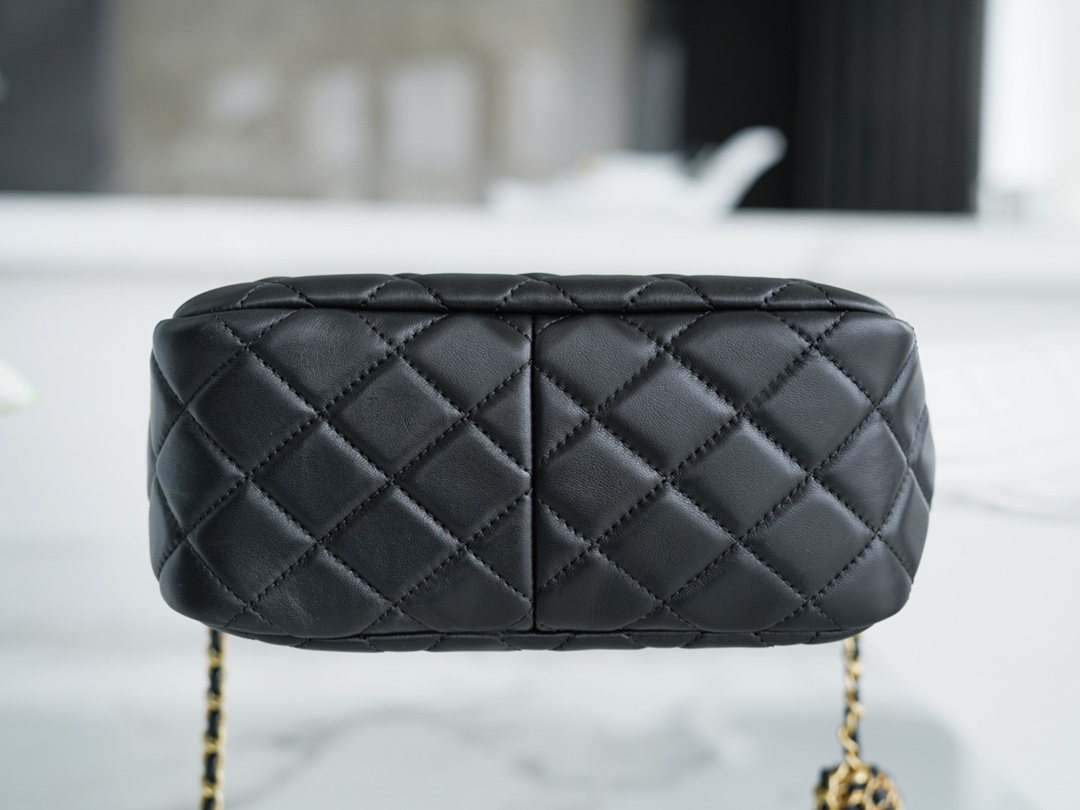 𝗖𝗛𝗔𝗘𝗡𝗟✦ 22s Woven Gold Ball 𝑯𝒐𝒃𝒐 Hippie Bag Black 〰️