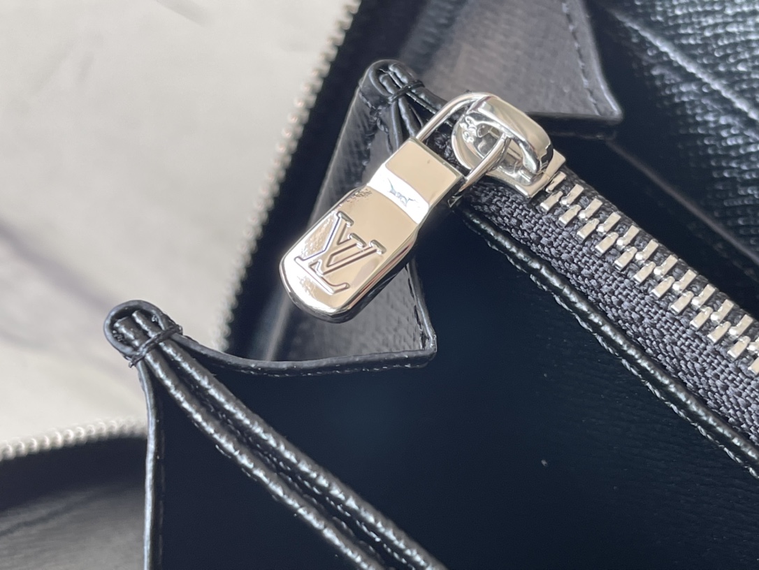 𝐋𝐎𝐔𝐈𝐒 𝐕𝐔𝐈𝐓𝐓𝐎𝐍   M81858