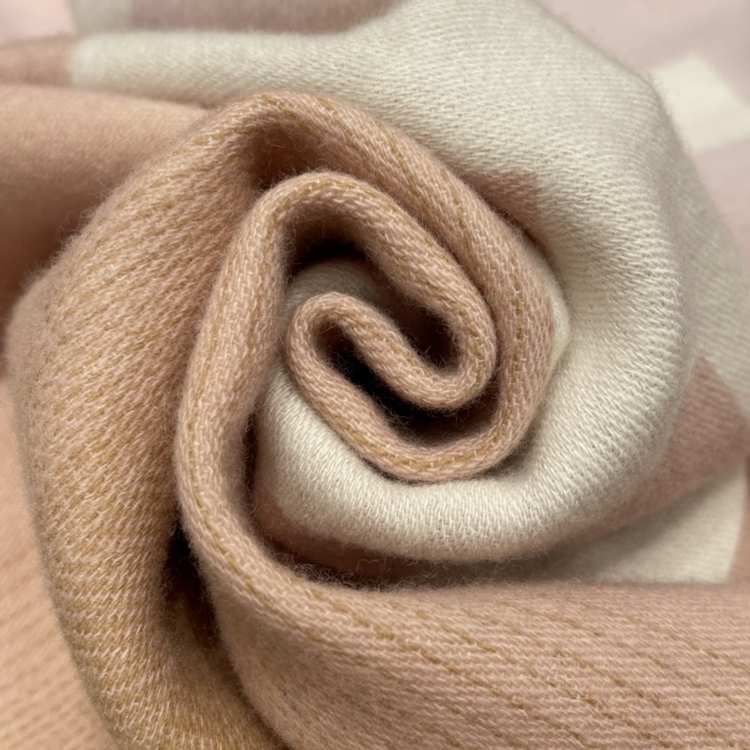 𝐂𝐡𝐚𝐧𝐞𝐥 shawl scarf 🧣 dual-use 53% cashmere ➕ 47% wool