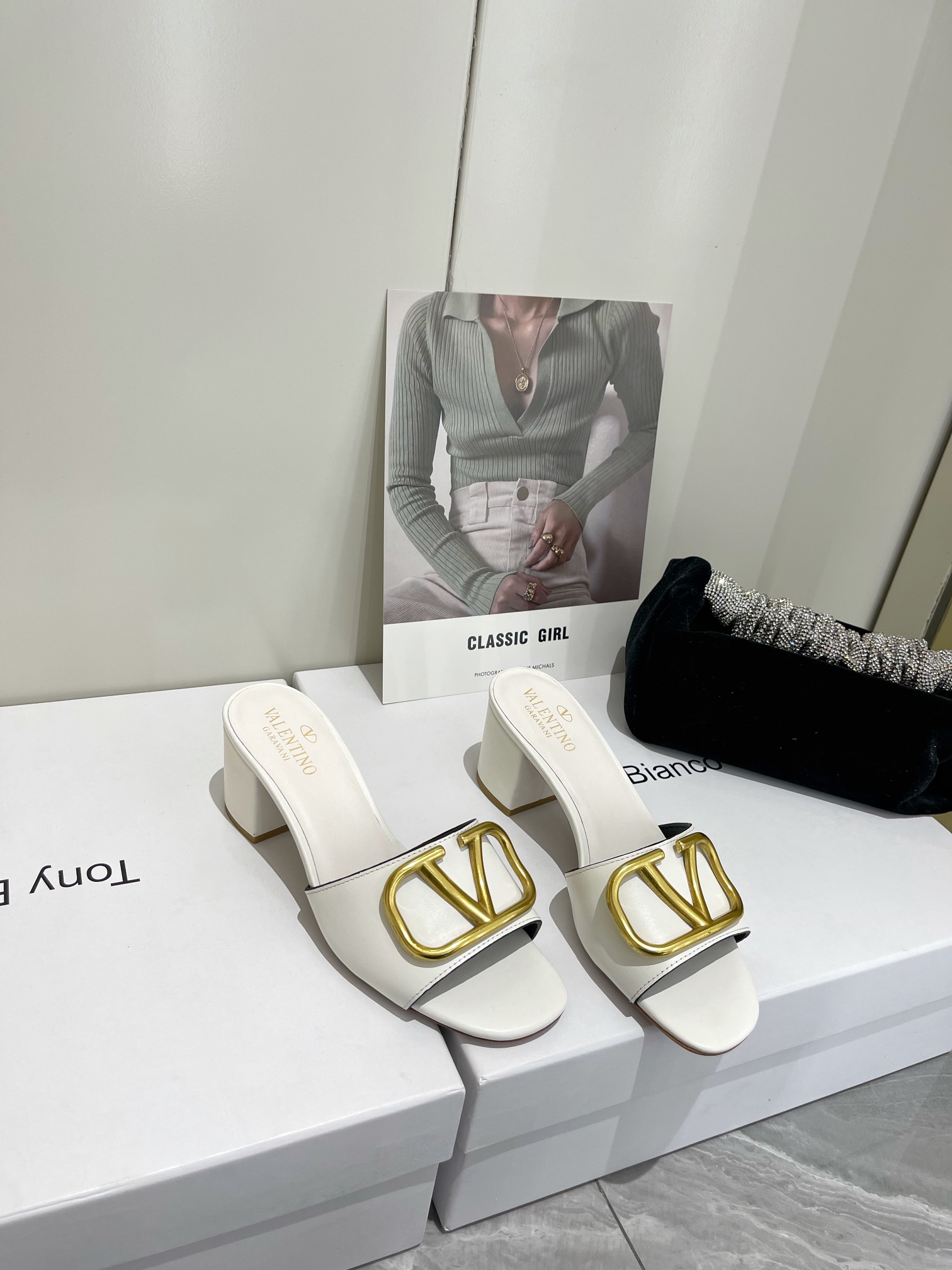 【Valentino】𝟐𝟎𝟐𝟏/𝐒𝐒 𝐧𝐞𝐰  Valentino 2022 / fw spring and summer new women's slippers