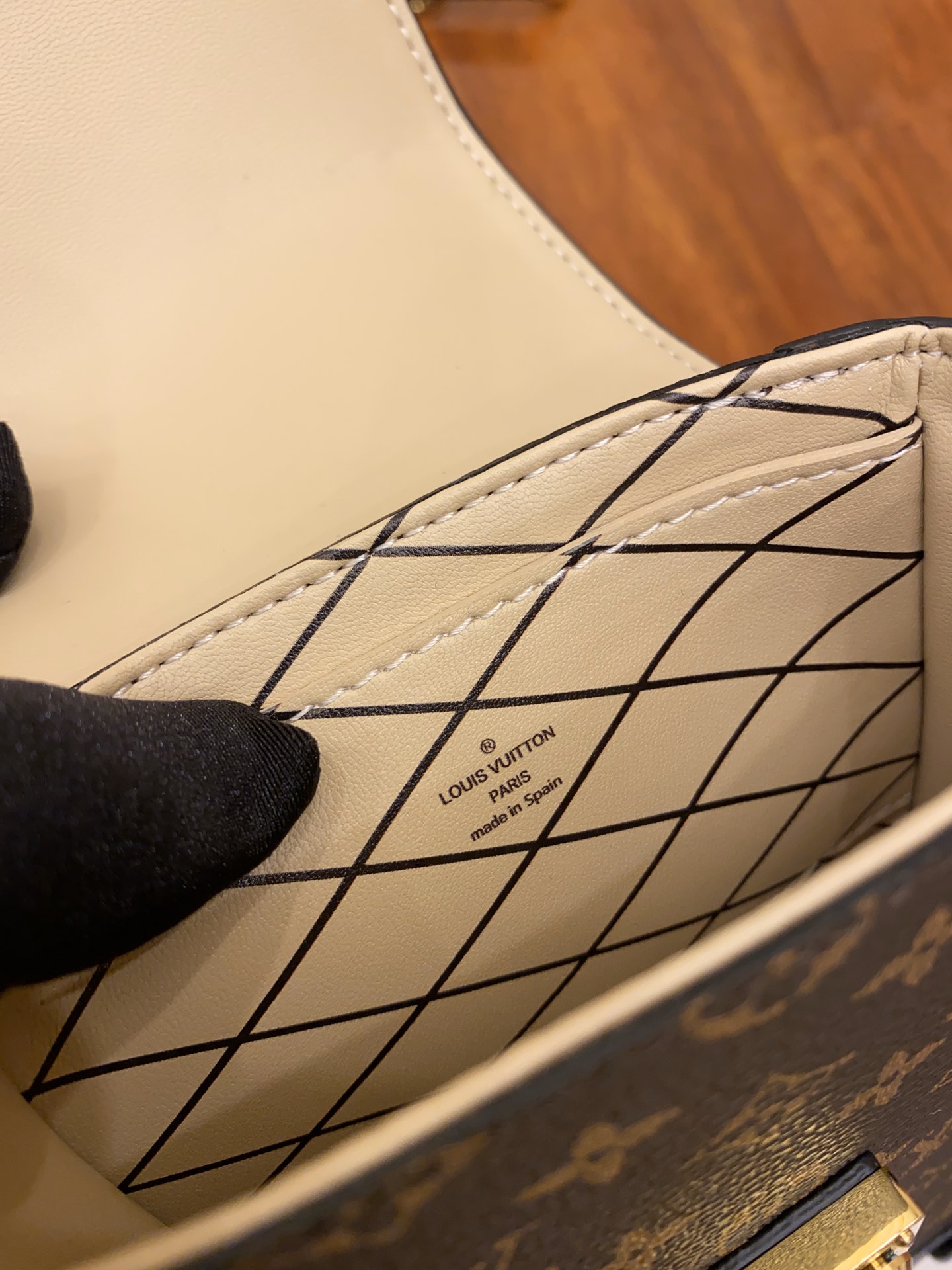 Louis Vuitton  M63913