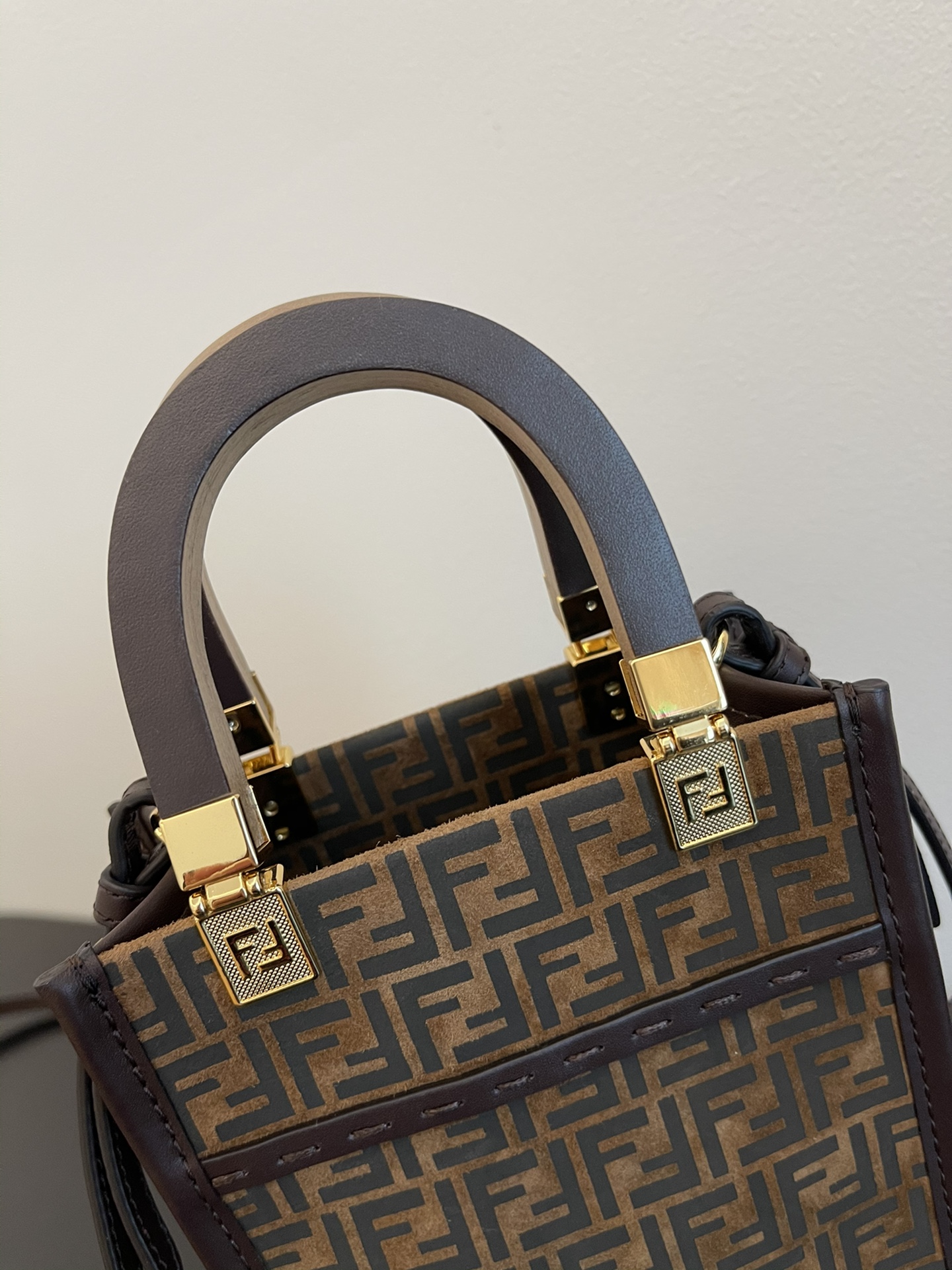 FENDI's latest suede fabric tortoiseshell portable crossbody cute