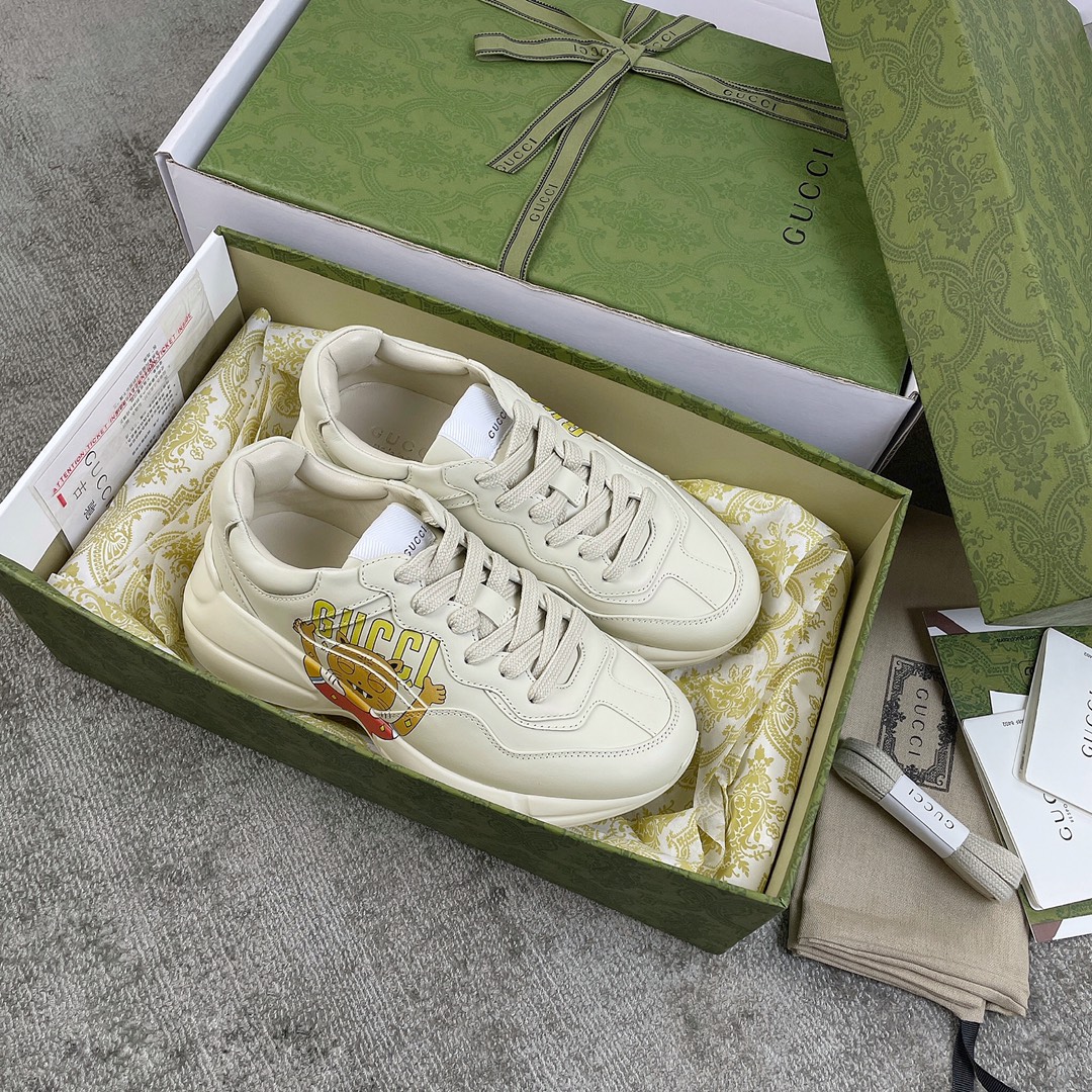 Gucci Pops This collection has a lot of flora and fauna elements Original material