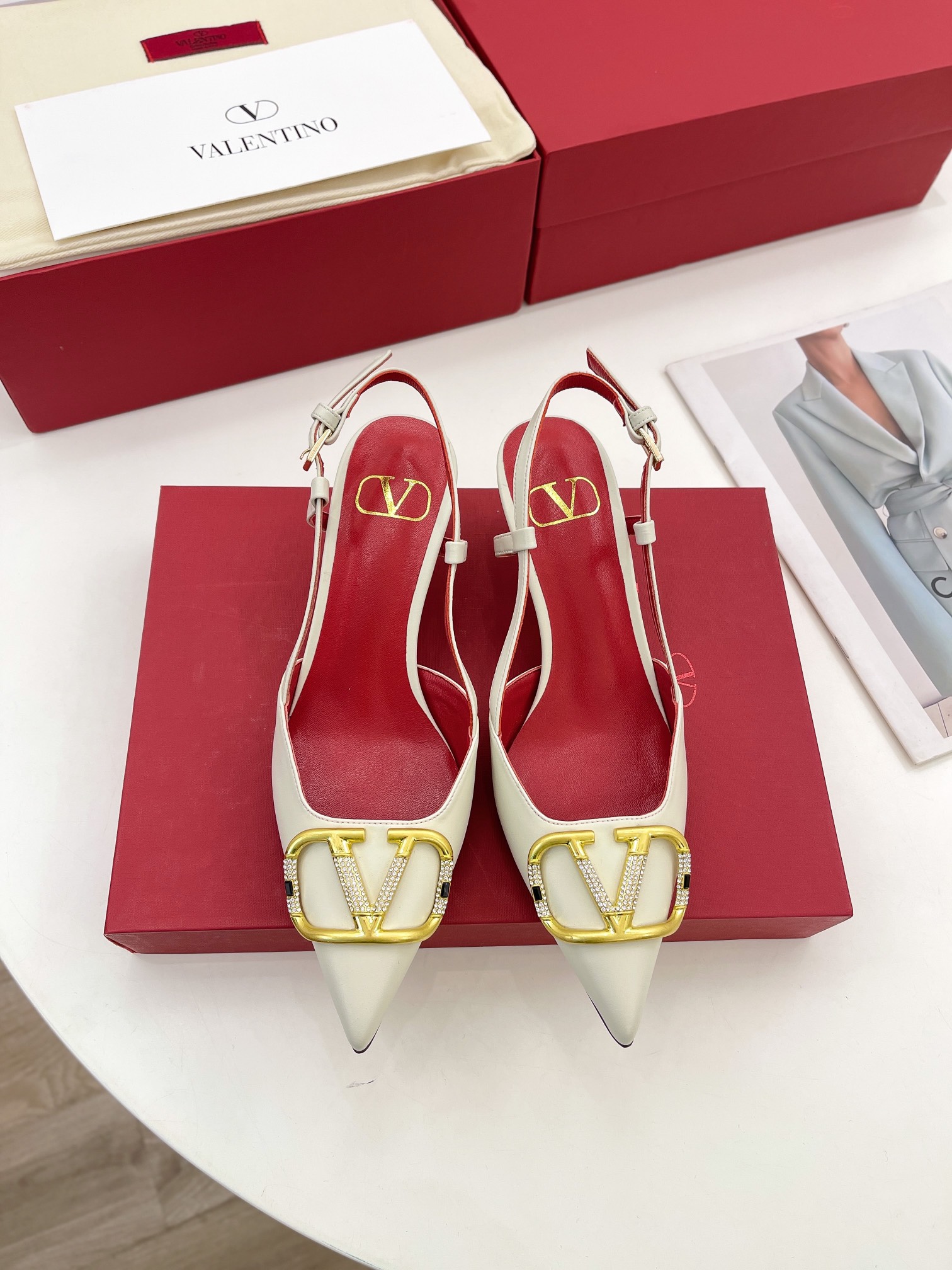 【Valentino】𝟐𝟎𝟐𝟏/𝐒𝐒 𝐧𝐞𝐰 Valentino 2022 spring and summer new large V diamond buckle high heels on the new