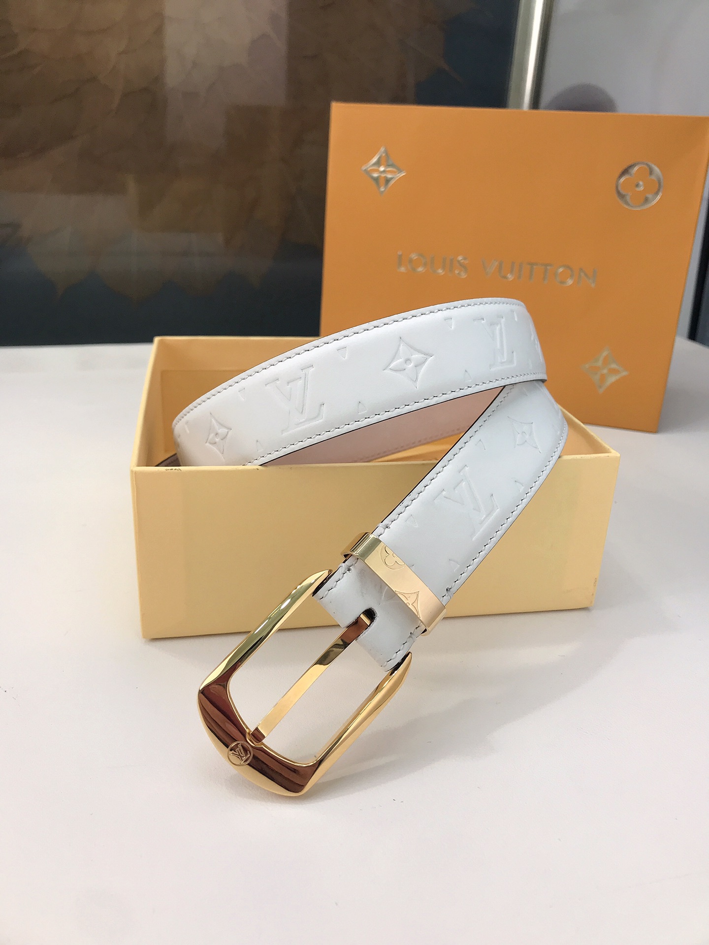 LOUIS VUITTO belt is double-sided with Italian original custom imported cowhide embossing