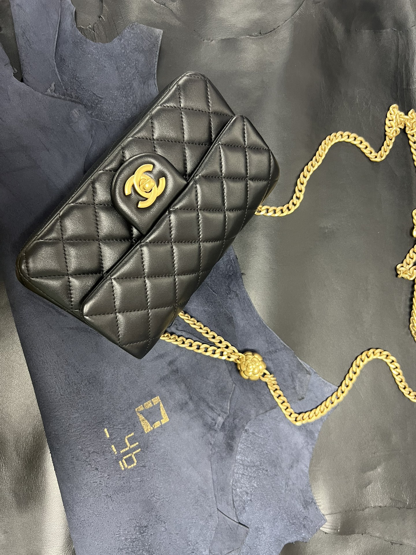 𝗖𝗛𝗔𝗡𝗘𝗟✦ 𝗖𝗹𝗮 𝘀𝘀𝗶𝗰 𝗙𝗹𝗮𝗽 23S Camellia Adjustment Buckle Large Mini Black Gold