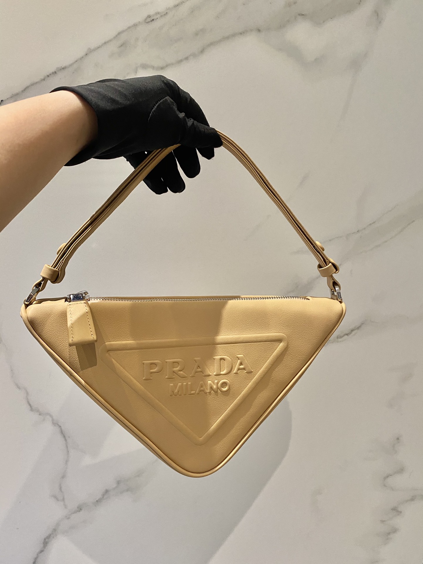 𝐏𝐑𝐀𝐃𝐀 Triangular bag 1NQ043