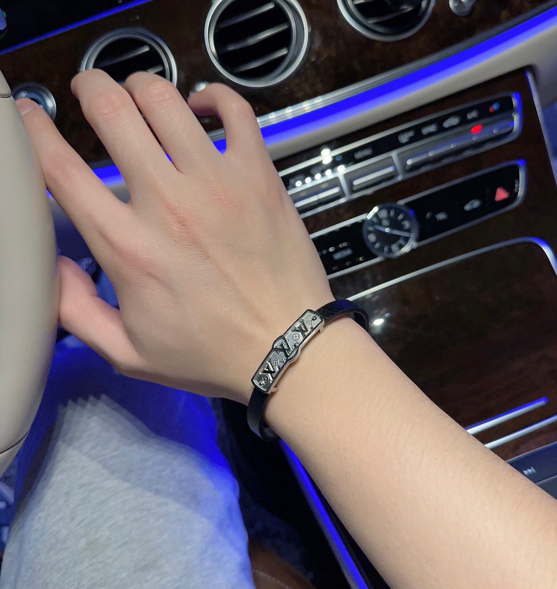 Louis Vuitton Cowhide bracelet, couple's style, length 22cm, adjustable and changeable