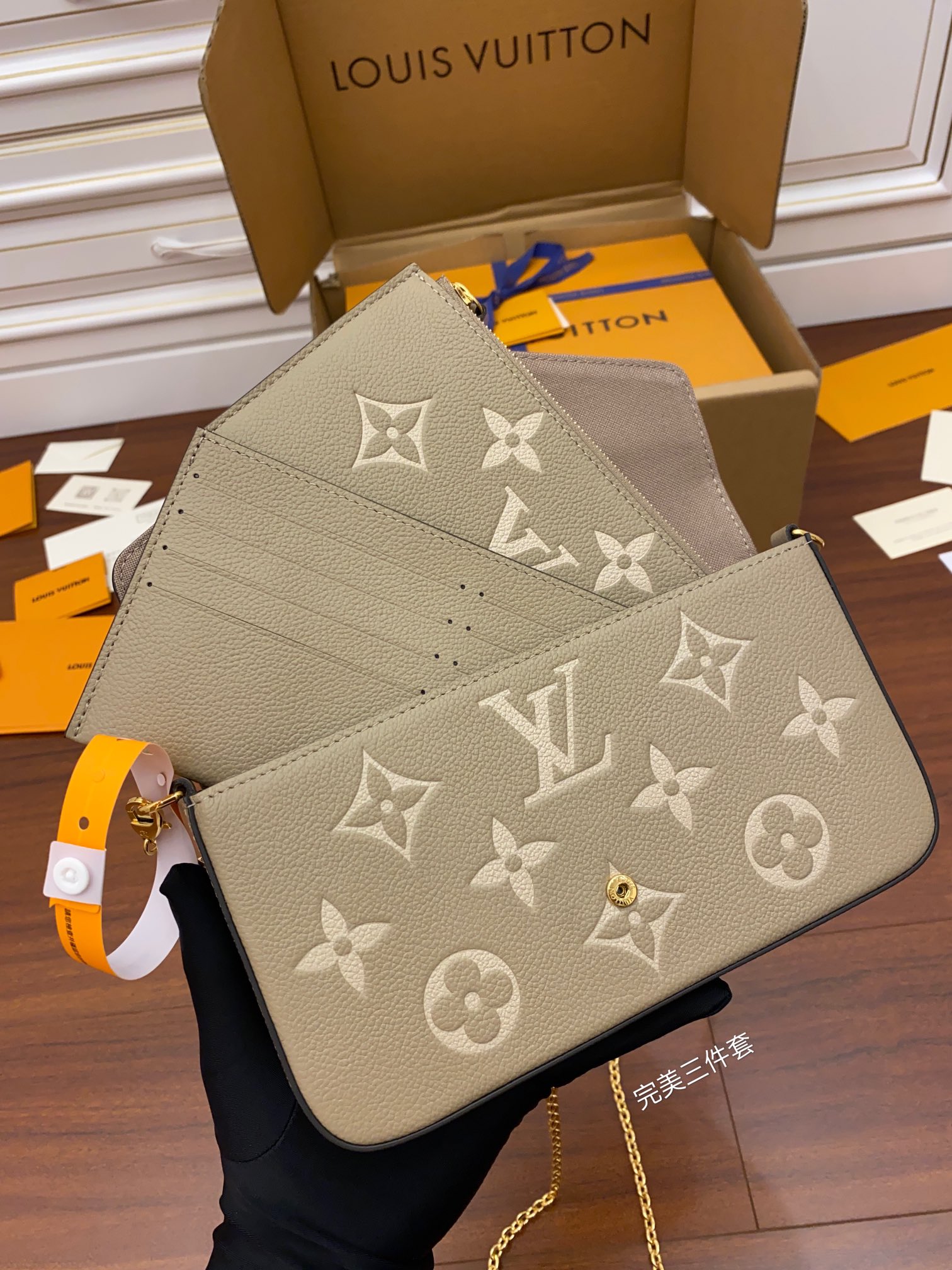 Louis Vuitton M69977