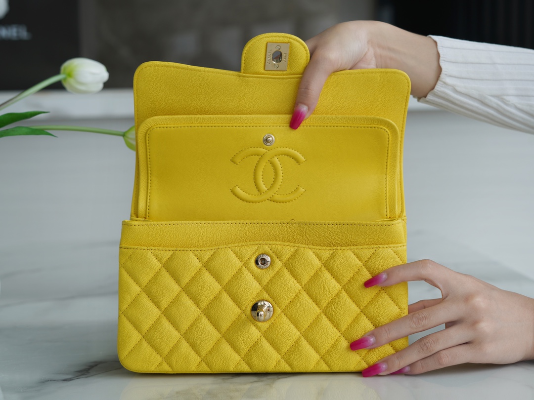 𝐂𝐇𝐀𝐍𝐄𝐋 Classic Flap washed cowhide is made from the most delicate calves just born washed fetal cow small lemon yellow 🍋