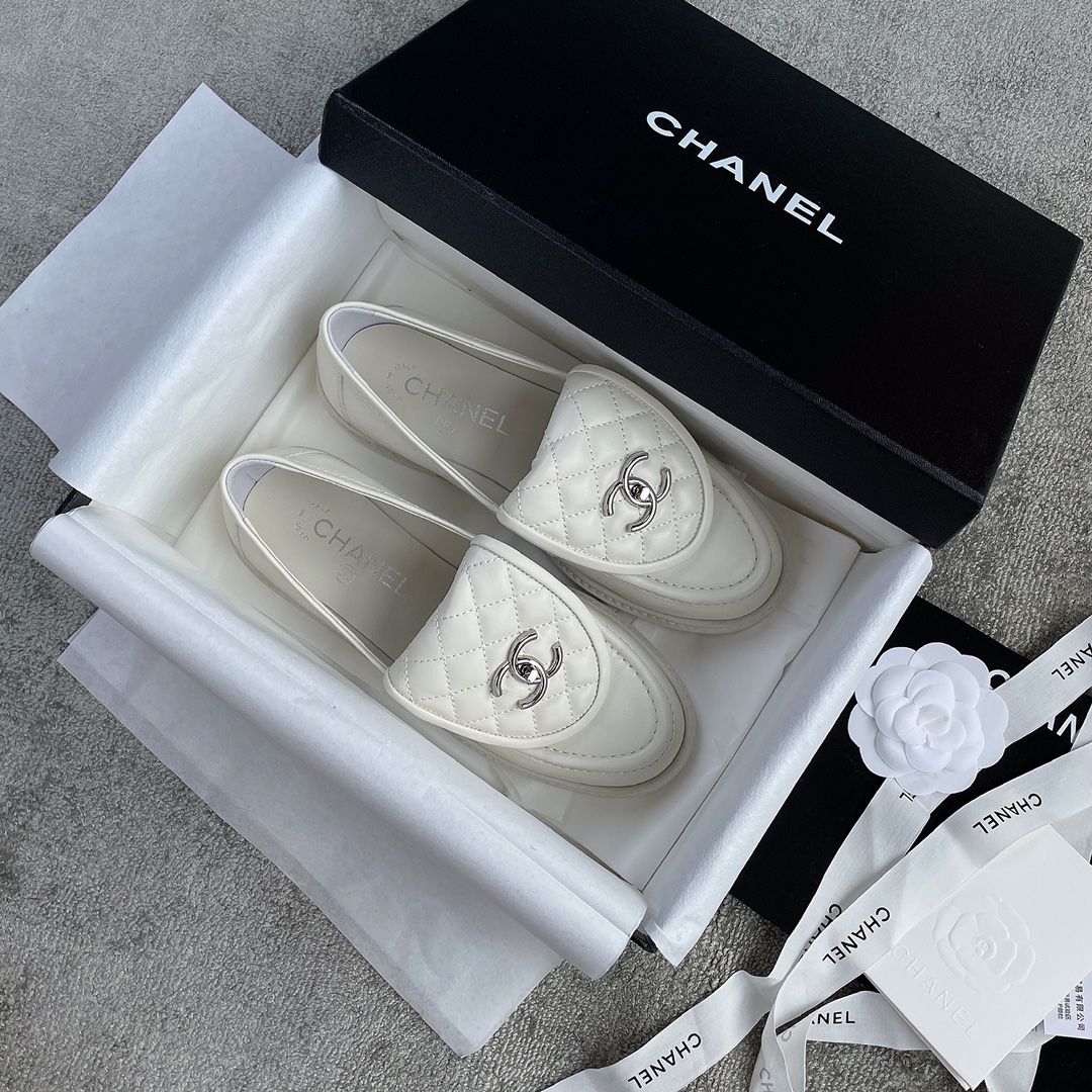 CHANEL a little retro with a flip-flop design through the dye leather sole