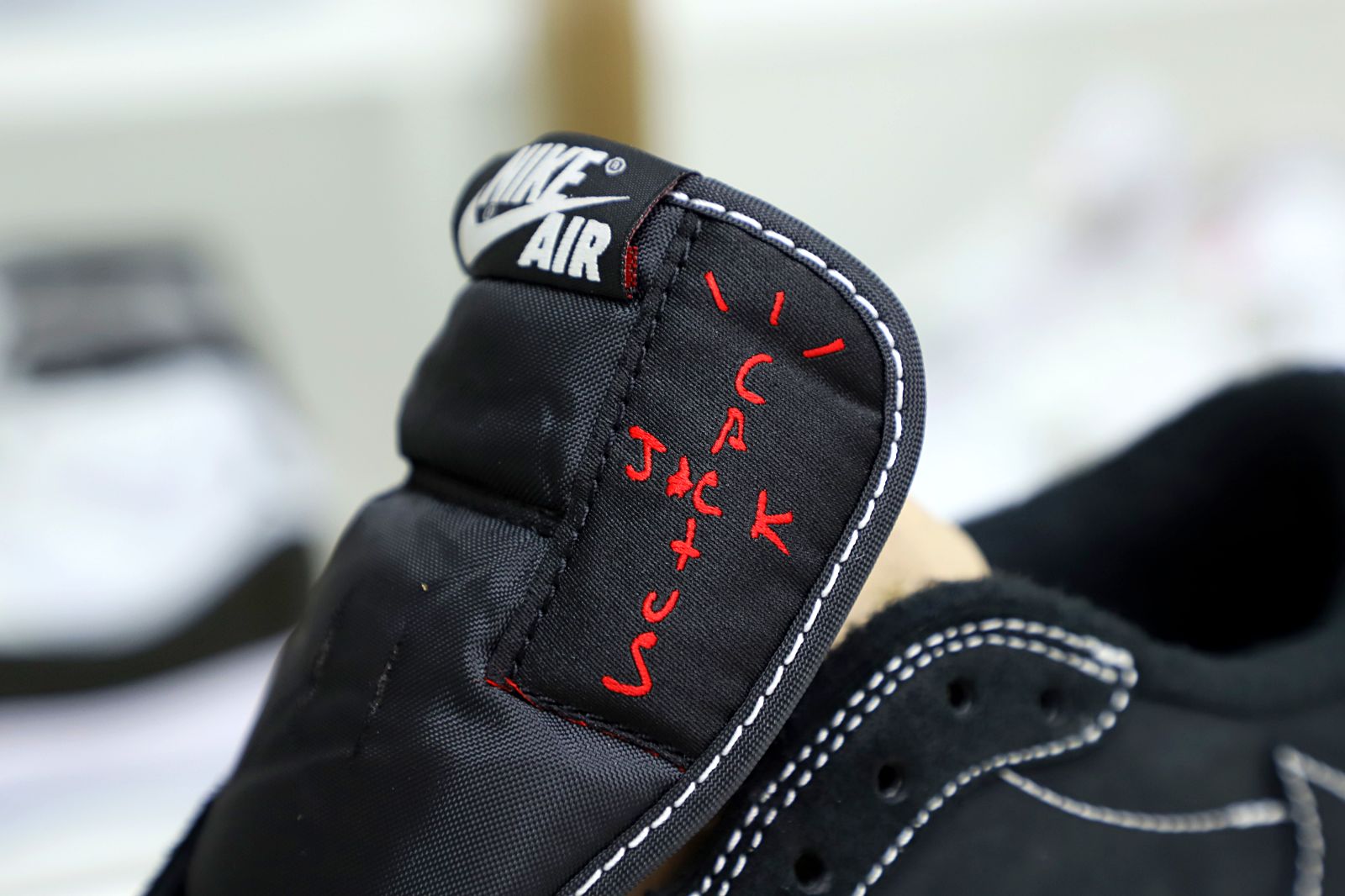 TRAVIS SCOTT X NIKE AIR JORDAN 1 LOW OG BLACK/PHANTOM