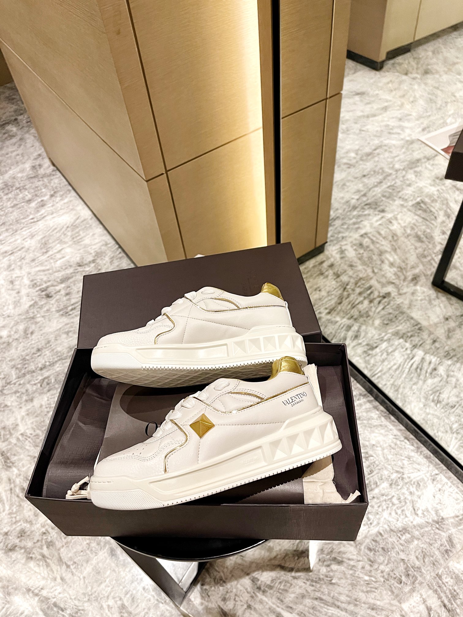 【Valentino】𝟐𝟎𝟐𝟏/𝐒𝐒 𝐧𝐞𝐰 Valentino 2021 fall and winter new one stud sneakers couples on the new