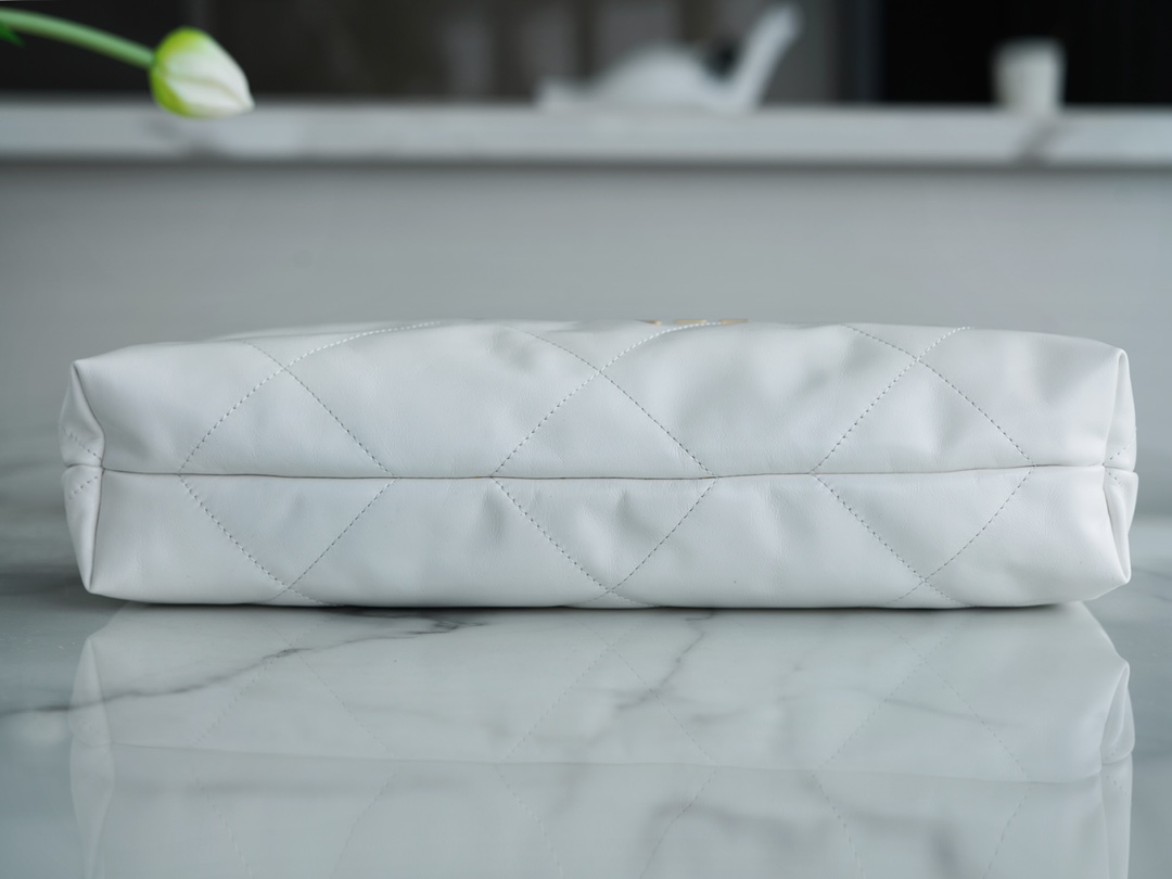 𝗖𝗛𝗔𝗘𝗡𝗟✦ 𝟐𝟐𝗣Spring/Summer New 𝟐𝟐Handbag Genuine Tail Leather Medium Platinum